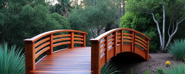 Puente de madera en jardín residencial